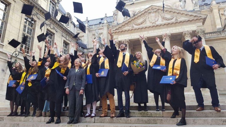 Read more about the article How should you dress during a graduation ceremony ?